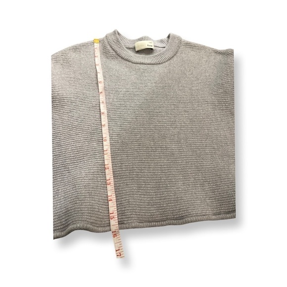 Aritzia WILFRED naomi 100% merino wool
Grey cropped sweater - size S - Picture 3 of 7